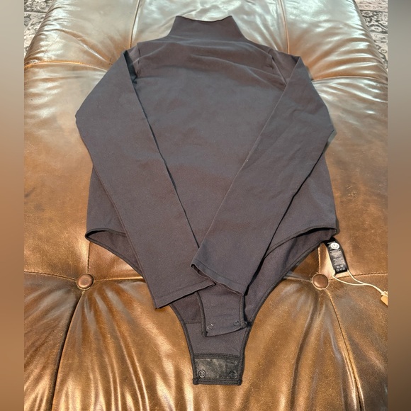 SKIMS ESSENTIAL MOCK NECK LONG SLEEVE BODYSUIT - Picture 4 of 10